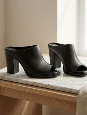 Nine West Black Leather Heeled Mules. Like New! Sz 8.5